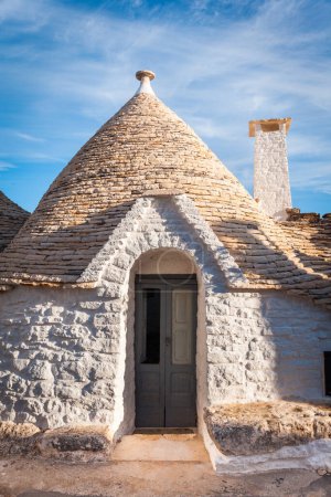 Téléchargez les photos : Maison Trullo avec le toit conique en dalles de calcaire, Alberobello, Bari, Italie - en image libre de droit