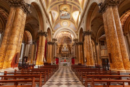 Téléchargez les photos : Intérieur de l'église principale (Chiesa Madre dei Santi Pietro e Paolo), Galatina, Lecce, Italie. - en image libre de droit