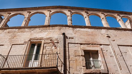 Foto de Los hermosos arcos del antiguo Convento Teatini, Lecce, Italia - Imagen libre de derechos