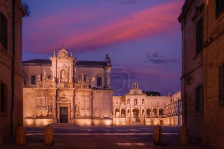 Blick auf den Domplatz mit der Kathedrale Maria Himmelfahrt (Santa Maria Assunta) und dem Erzbischöflichen Palast, Lecce, Italien