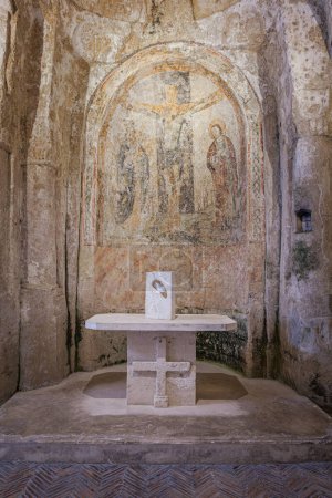 Foto de El altar y el antiguo fresco de la iglesia cueva de la Virgen de la Bondad, Matera, Italia - Imagen libre de derechos