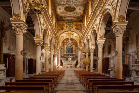 Téléchargez les photos : L'intérieur magnifique de l'église cathédrale, Matera, Italie - en image libre de droit
