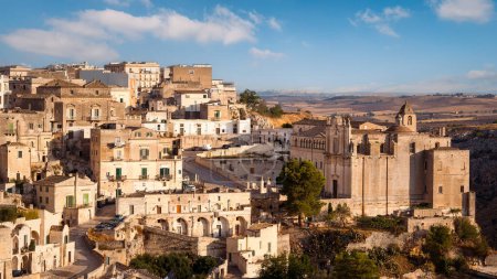 Téléchargez les photos : Vue panoramique de Matera avec l'église et le couvent de Saint Augustin, Matera, Italie - en image libre de droit