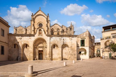 Foto de La fachada de la iglesia románica de San Juan Bautista, Matera, Italia - Imagen libre de derechos