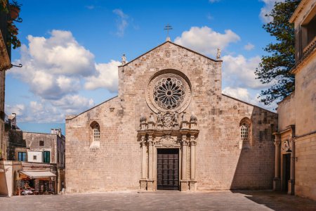 Téléchargez les photos : La cathédrale médiévale dans le centre historique d'Otrante, Lecce, Italie - en image libre de droit