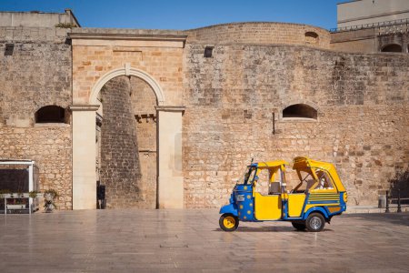 Foto de La puerta de Porta Terra con un taxi local, colorido, Otranto, Lecce, Italia - Imagen libre de derechos