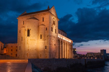 Téléchargez les photos : La belle cathédrale de Trani au crépuscule, Trani, Italie - en image libre de droit