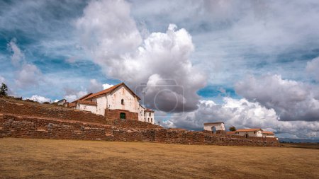 Foto de Vista de Chinchero con antiguas murallas incas y edificios coloniales, Chinchero, Valle Sagrado, Perú - Imagen libre de derechos
