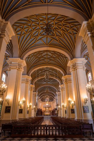 Foto de Nave central de la iglesia catedral, Lima, Perú. El techo tiene costillas góticas. - Imagen libre de derechos