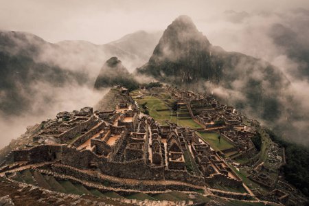 Téléchargez les photos : Vue panoramique du site archéologique du Machu Picchu avec la montagne Huayna Picchu (Wayna Picchu), Cusco Pérou. L'une des sept merveilles ; patrimoine mondial de l'UNESCO. - en image libre de droit