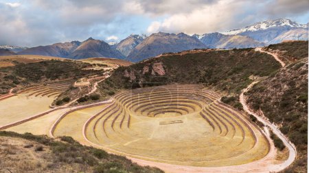 Foto de Vista panorámica del sitio arqueológico de Moray que consta de varias depresiones circulares en terrazas, Valle Sagrado de los Incas, Cusco, Perú - Imagen libre de derechos
