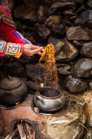 Foto de El proceso tradicional de morir andino se basa en el hilado hirviendo con tintes locales naturales (flores, hojas, etc. ), Valle Sagrado, Cusco, Perú - Imagen libre de derechos