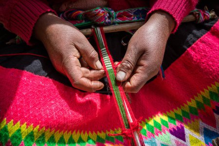 Téléchargez les photos : Mains d'une andine qui pleure de la laine, Huilloc, Vallée Sacrée, Cusco, Pérou - en image libre de droit
