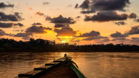 Téléchargez les photos : Rivière Tambobata entourée par la forêt tropicale péruvienne au coucher du soleil, réserve nationale de Tambopata, Puerto Maldonado, Pérou - en image libre de droit