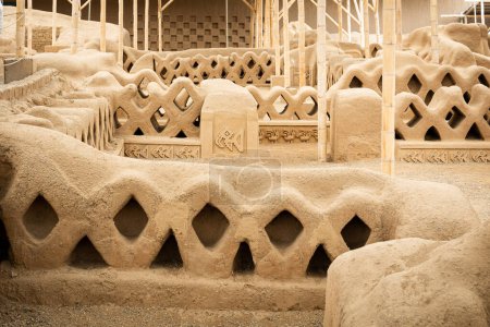 Foto de Detalles de la impresionante arquitectura de adobe de Chan Chan, la ciudad capital de Chimu, con los frisos distintivos y tallas romboides, Trujillo. Perú - Imagen libre de derechos