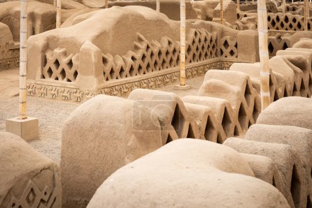 Foto de Detalles de la impresionante arquitectura de adobe de Chan Chan, la ciudad capital de Chimu, con los frisos distintivos y tallas romboides, Trujillo. Perú. - Imagen libre de derechos