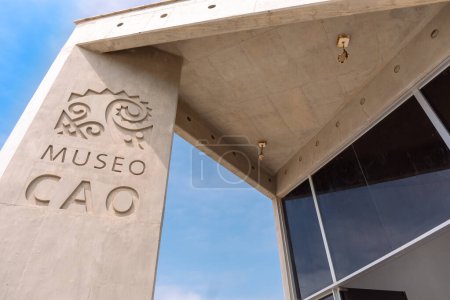 Foto de Entrada al Museo Cao, sitio arqueológico El Brujo, Trujillo, Perú. Construido en 2008, el museo es pequeño y bien curado. - Imagen libre de derechos