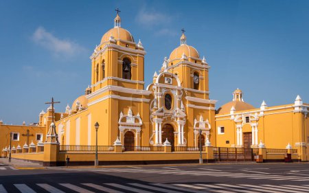 La gran catedral con su tono amarillo brillante y ornamentos blancos, Trujillo, Perú