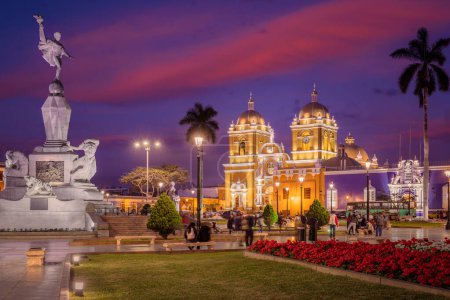 Vista de la Plaza de Armas, con la gran Catedral y su fachada de color amarillo brillante, Trujillo, Perú