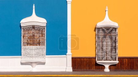 Foto de Arquitectura colonial tradicional con grandes barandillas pintadas de blanco y paredes de colores pastel, Trujillo, Perú - Imagen libre de derechos
