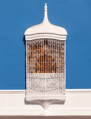 Téléchargez les photos : Fenêtre traditionnelle avec balustrade peinte en blanc brillant contre le mur bleu pastel, Trujillo, Pérou - en image libre de droit