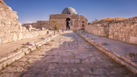 Téléchargez les photos : Porte monumentale du palais omeyyade à la citadelle d'Amman, Amman, Jordanie - en image libre de droit