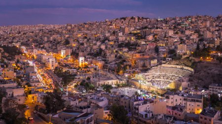 Téléchargez les photos : Le théâtre romain et la rue Al Hashemi au crépuscule, Amman, Jordanie - en image libre de droit