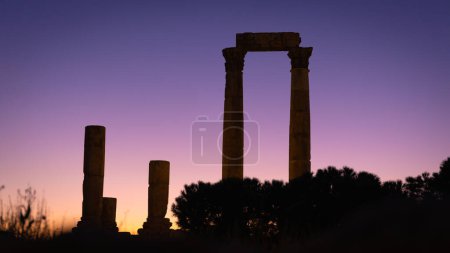 Téléchargez les photos : Silhouette du Temple d'Hercule au crépuscule, Citadelle d'Amman, Amman, Jordanie - en image libre de droit