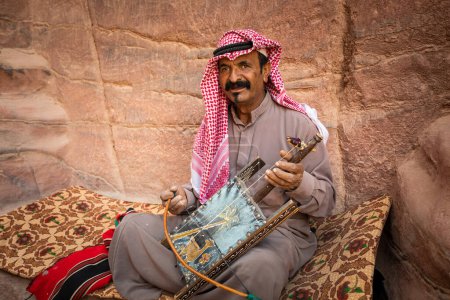 Foto de Músico beduino tocando una rababa de una sola cuerda en la antigua ciudad de Petra, Jordania - Imagen libre de derechos