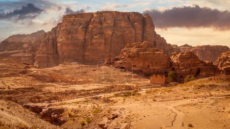 Foto de Vista panorámica del centro de la ciudad de Petra con la calle Colonnaded, el gran templo y Qasar-al-bint debajo de Jebal Habis y las montañas de Umm al-Biyara, Petra, Jordania - Imagen libre de derechos