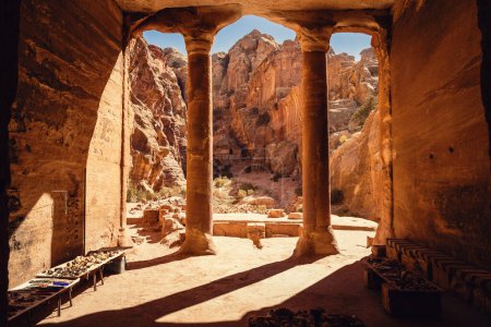 Foto de Vista del interior del Templo del Jardín y de Wadi Farasa, Petra Jordania - Imagen libre de derechos