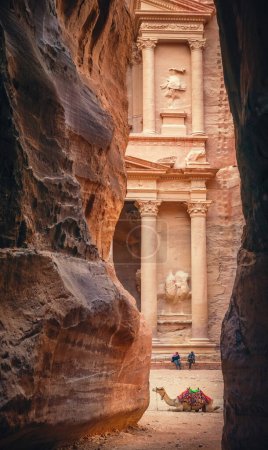 Foto de Entrada a la antigua ciudad de Petra con el templo de Tresaury enmarcado por la pared del Siq, Petra, Jordania - Imagen libre de derechos