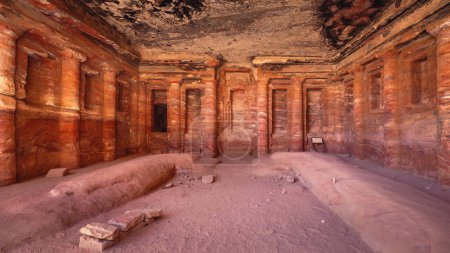 Foto de El interior del Soldado Romano Triclinium, con sus decoraciones arquitectónicas distintivas y finas una vez cubiertas con estuco pintado, Petra, Jordania - Imagen libre de derechos