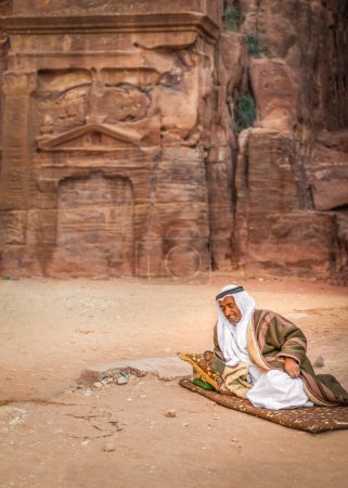 Foto de Vendedor local descansando con su smartphone, Petra, Jordania - Imagen libre de derechos