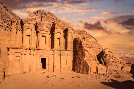 Foto de El Monasterio (Ad Deir) al atardecer, Petra, Jordania - Imagen libre de derechos