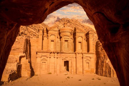 Foto de Vista del Monasterio (Ad Deir) al atardecer enmarcado a través de la boca de la cueva, Petra, Jordania - Imagen libre de derechos
