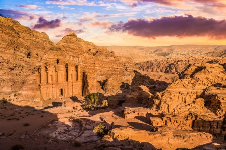 Foto de Vista panorámica del Monasterio (Ad Deir) al atardecer, Petra, Jordania - Imagen libre de derechos