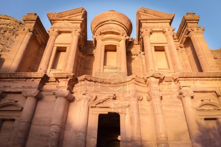 Foto de La fachada del Monasterio (Ad Deir) al atardecer contra el cielo azul, Petra, Jordania - Imagen libre de derechos