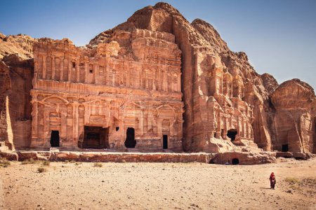 Foto de La tumba del Palacio y, a la izquierda, la tumba corintia, Petra, Jordania - Imagen libre de derechos