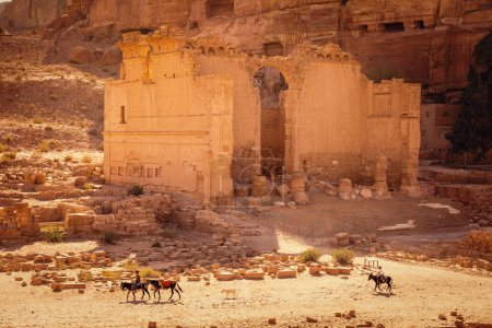 Foto de Los restos del templo de Qasar al-Bint, Petra, Jordania - Imagen libre de derechos