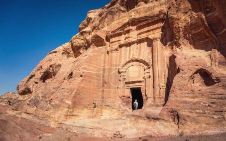Foto de La elegante fachada de la tumba renacentista situada en la ruta procesional wadi farasa, Petra, Jordania - Imagen libre de derechos