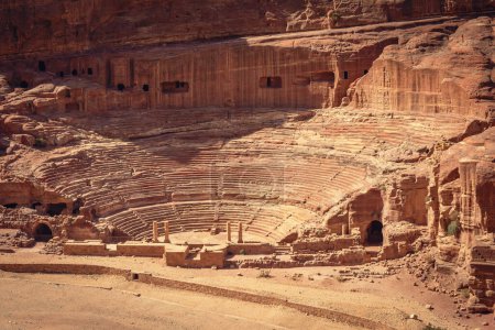 Foto de El antiguo Teatro Romano, Petra, Jordania - Imagen libre de derechos