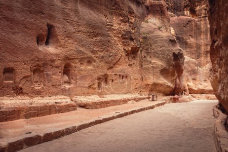 Foto de Nichos en la pared del Siq una vez conteniendo esculturas nabateas que representan dioses, Petra, Jordania - Imagen libre de derechos