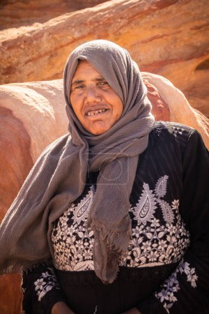 Foto de Retrato de una mujer beduina sonriente, vendedora de recuerdos, Petra, Jordania - Imagen libre de derechos
