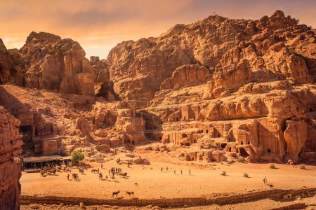 Foto de Vista panorámica de la calle de las Fachadas y las montañas circundantes, Petra, Jordania - Imagen libre de derechos
