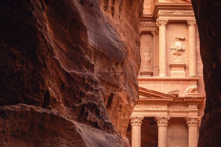 Foto de La entrada a la ciudad escondida de Petra, con las paredes del Siq y el Tesoro, Petra, Jordania - Imagen libre de derechos