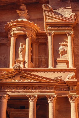 Foto de Las hermosas decoraciones de la fachada del templo del Tesoro (Al Khazneh), Petra, Jordania, bañado por el sol de la madrugada. - Imagen libre de derechos
