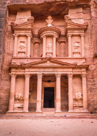 Téléchargez les photos : La façade du temple du Trésor (Al Khazneh), Pétra Jordanie - en image libre de droit