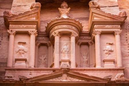 Foto de La parte superior de la fachada del templo del Tesoro (Al Jazneh), Petra Jordania - Imagen libre de derechos