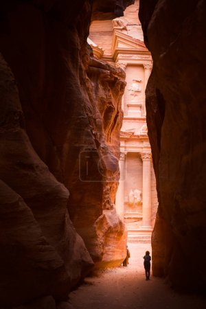 Foto de El templo de Tresaury (Al Khazneh) enmarcado por la pared del Siq, Petra, Jordania - Imagen libre de derechos